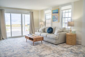 Oceanfront Queen Suite w/ Kitchen | Living area