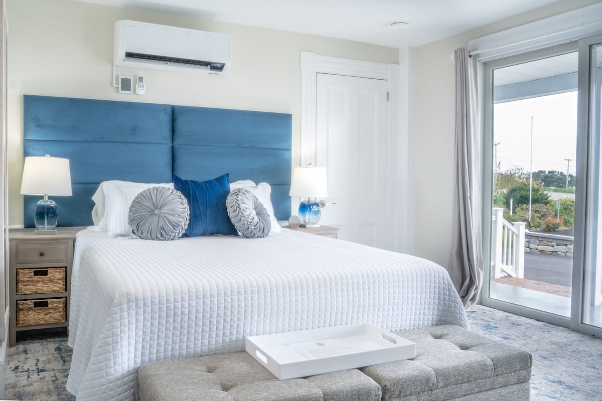 Oceanfront Queen Partial View | 1 habitación, ropa de cama de alta calidad y decoración personalizada