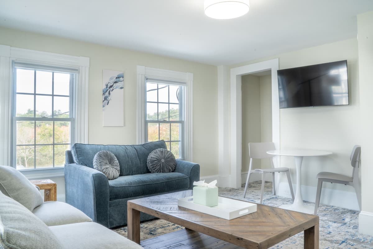 Queen Suite w/ Kitchen | Premium bedding, blackout drapes, iron/ironing board