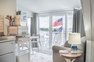 Frigobar, microondas, cafetera expreso, hielera