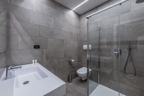Ducha, artículos de tocador ecológicos, secador de pelo, toallas