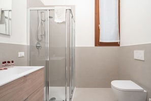 Douche, sèche-cheveux, serviettes fournies, savon