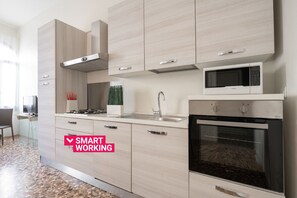 Kühlschrank, Mikrowelle, Ofen, Geschirrspüler