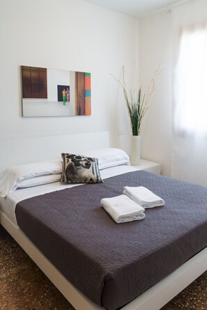 Iron/ironing board, free WiFi, bed sheets - Accademia Charm 3 by Wonderful Italy (Venecia)