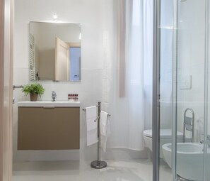 Shower, hair dryer, towels, soap - Accademia Charm 3 by Wonderful Italy (Venecia)