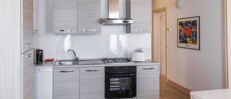 Kühlschrank, Mikrowelle, Geschirrspüler, Toaster