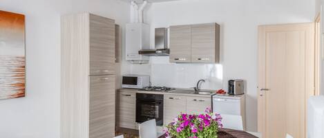 Kühlschrank, Mikrowelle, Ofen, Geschirrspüler