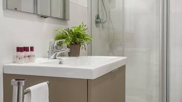 Doccia, asciugacapelli, asciugamani, sapone