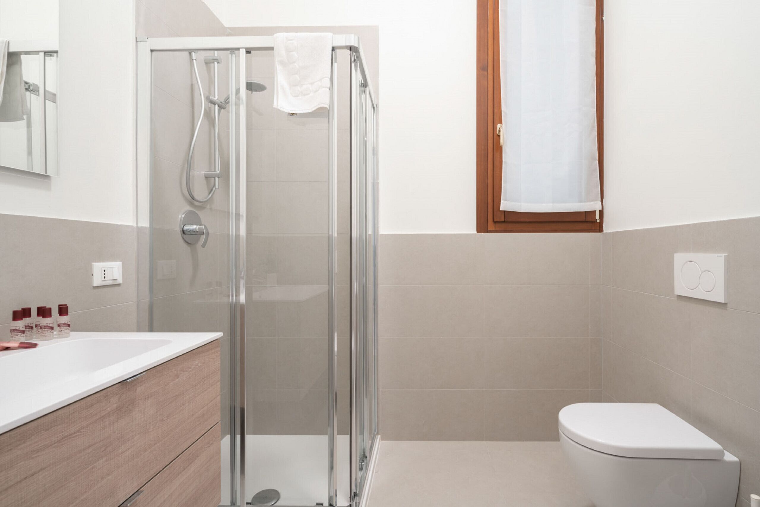 Douche, sèche-cheveux, serviettes fournies, savon
