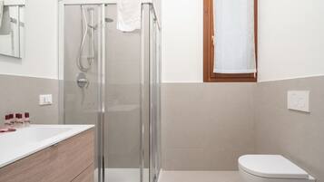 Douche, sĂšche-cheveux, serviettes fournies, savon