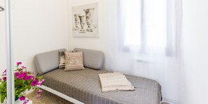 1 chambre, fer et planche à repasser, Wi-Fi gratuit, draps fournis