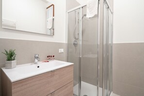 Dusche, Haartrockner, Bidet, Handtücher