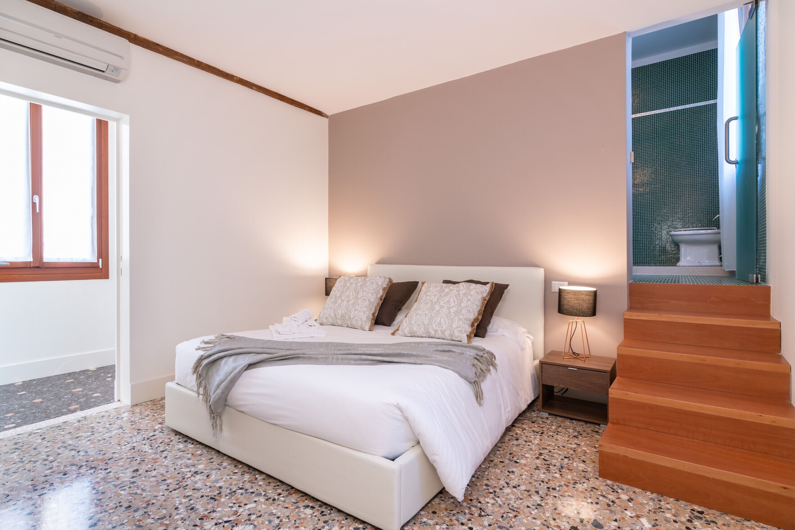 3 slaapkamers, een strijkplank/strijkijzer, gratis wifi, beddengoed