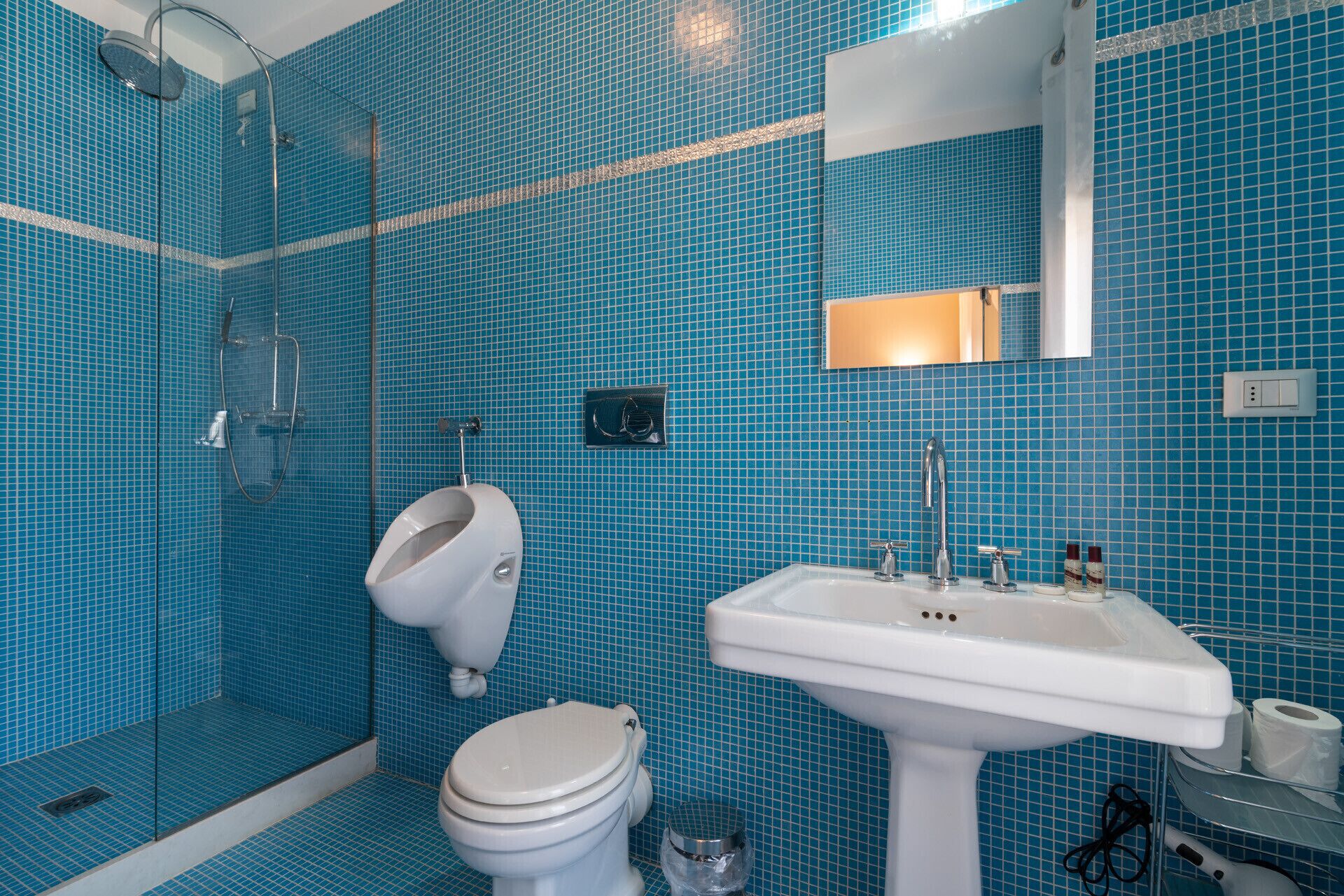 Een douche, een haardroger, een bidet, handdoeken