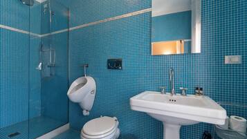 Een douche, een haardroger, een bidet, handdoeken