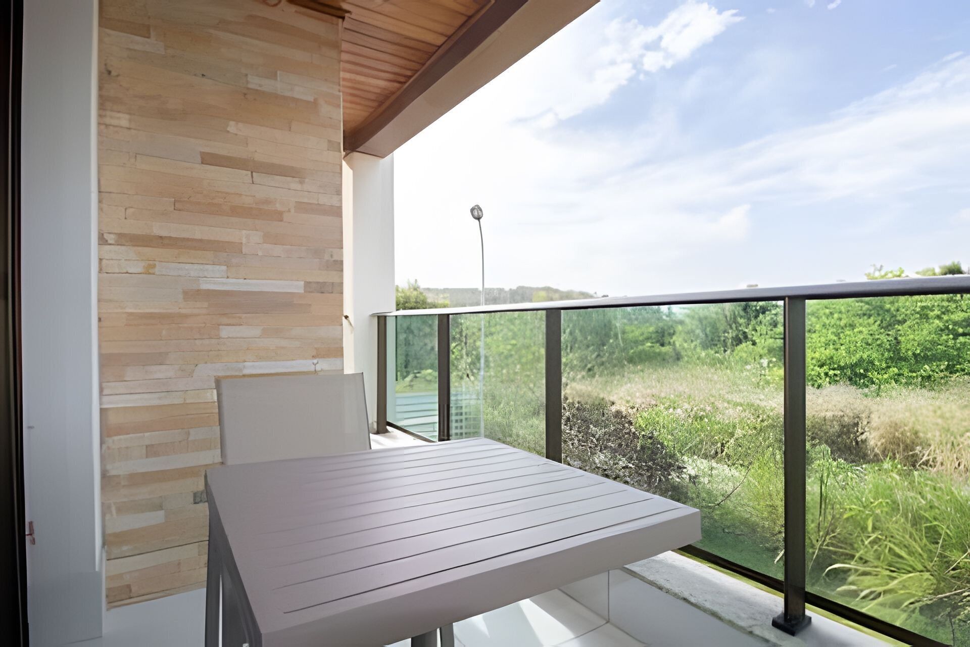 Basic Apartment | Outdoor dining