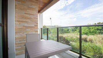 Basic Apartment | Outdoor dining