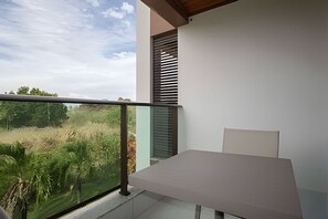 Basic Apartment | Outdoor dining