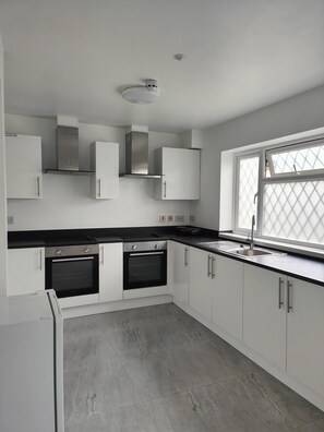 Fridge, microwave, oven, stovetop - Spacious studio in New Addington (New Addington)