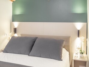 1 chambre, coffre-fort, fer et planche à repasser