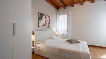 2 habitaciones, tabla de planchar con plancha, wifi y ropa de cama