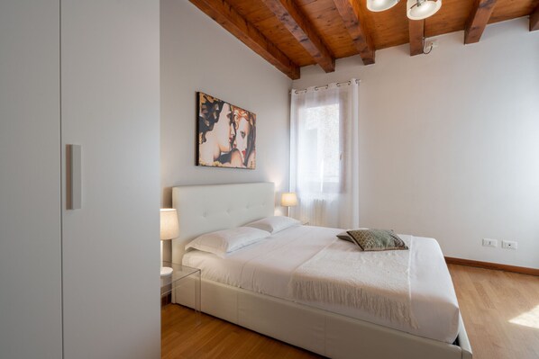 2 habitaciones, tabla de planchar con plancha, wifi y ropa de cama 