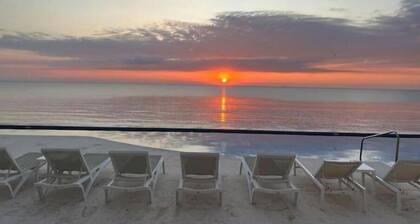 Quiet Beach Front Condo with patio overlooking Infinity Pool & Ocean