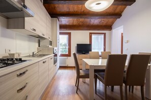 Kühlschrank, Mikrowelle, Ofen, Geschirrspüler