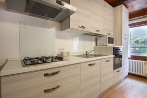 Kühlschrank, Mikrowelle, Ofen, Geschirrspüler