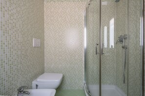 Dusche, Haartrockner, Handtücher, Seife