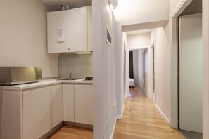 Fridge, microwave, dishwasher, toaster - Ai Frari Apartment with Balcony by Wonderful Italy (Venecia)