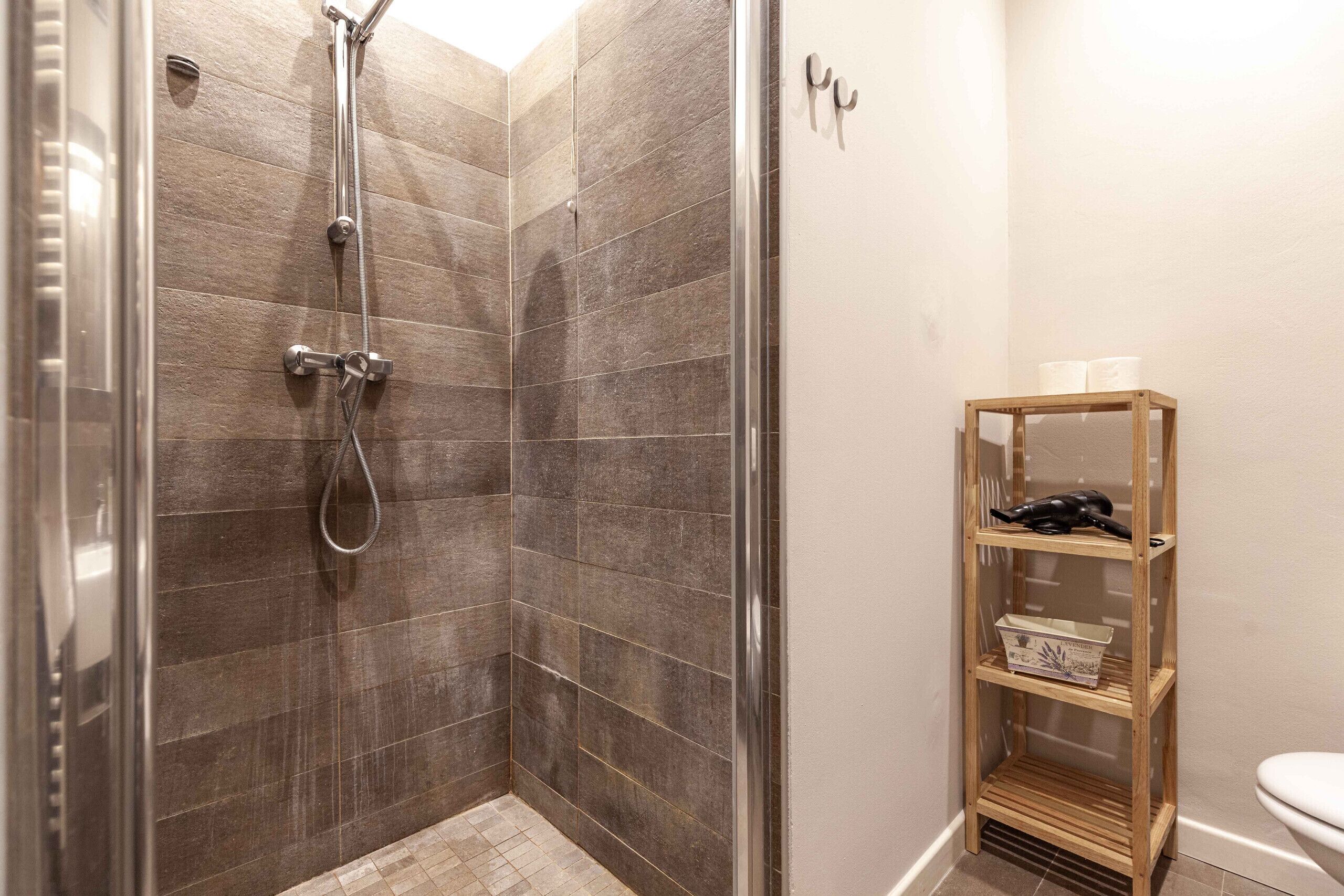 Dusche, Haartrockner, Handtücher