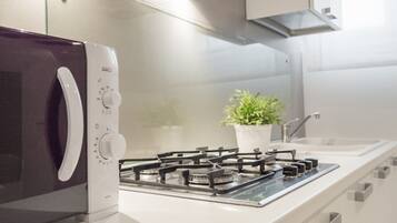 Kühlschrank, Mikrowelle, Geschirrspüler, Toaster