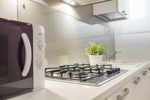 Refrigerador, microondas, lavavajillas y tostadora