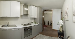 Køleskab, mikrobølgeovn, ovn, kogeplade