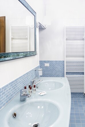 A bathroom with two sinks, a mirror, and a towel rack. - San Marco Deluxe Canal View Terrace by Wonderful Italy (Venecia)