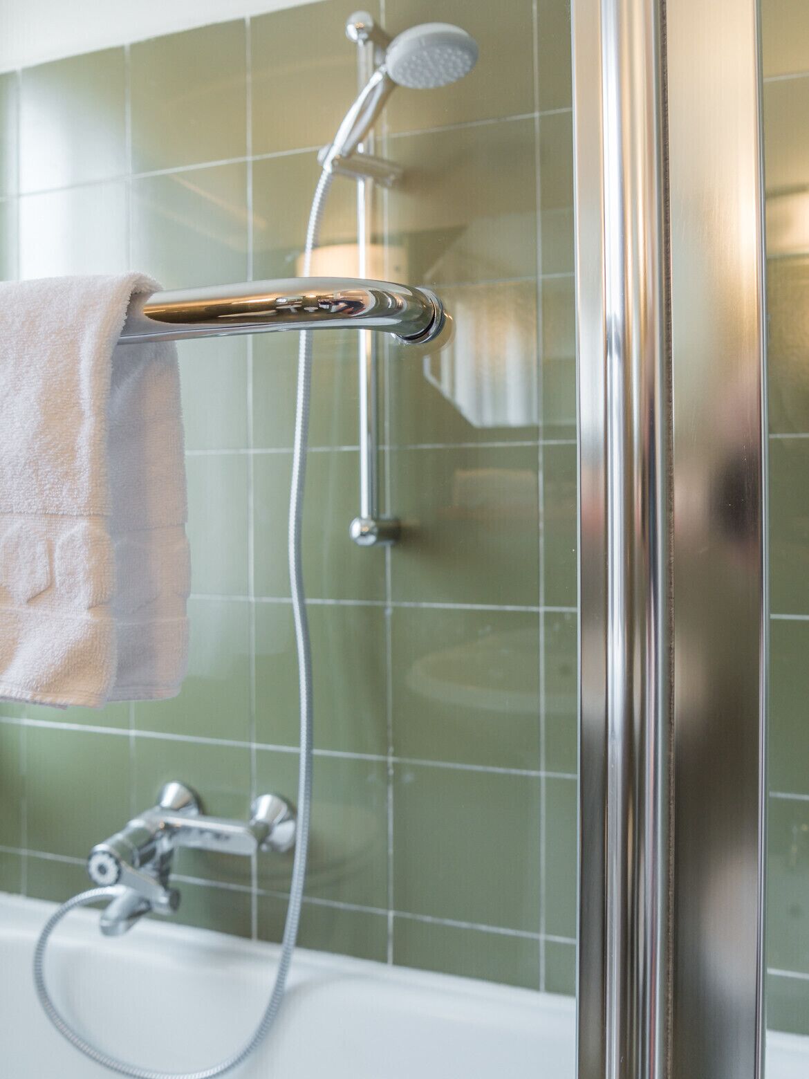 Douche, sèche-cheveux, serviettes fournies, savon