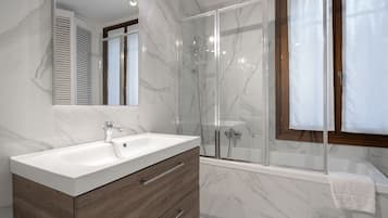 Dusche, Haartrockner, Bidet, Handtücher