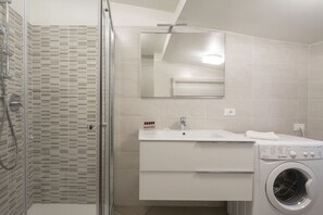 Chuveiro, secador de cabelo, toalhas de banho, sabonete
