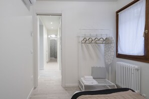2 slaapkamers, een strijkplank/strijkijzer, gratis wifi, beddengoed