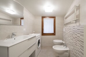 Chuveiro, secador de cabelo, toalhas de banho, sabonete