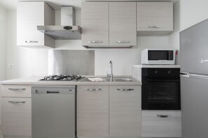 Een koelkast, een magnetron, een oven, een kookplaat