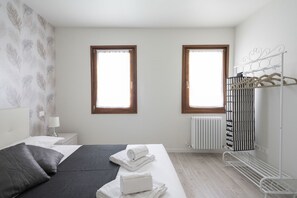 1 habitación, tabla de planchar con plancha, wifi gratis y ropa de cama