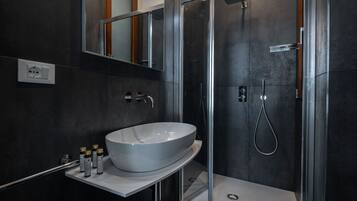 Dusche, Haartrockner, Bidet, Handtücher