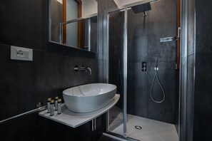 Ducha, secador de pelo, bidet, toallas