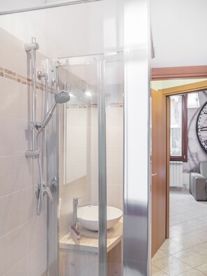 Dusche, Haartrockner, Handtücher, Seife