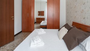 A hotel room with a bed, a wardrobe, a mirror, and a dresser. - Venice Grand Canal Style Apt. 2 by Wonderful Italy (Venecia)
