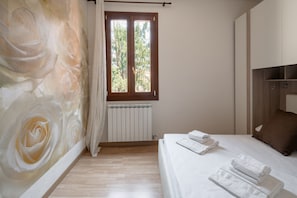 2 slaapkamers, een strijkplank/strijkijzer, gratis wifi, beddengoed