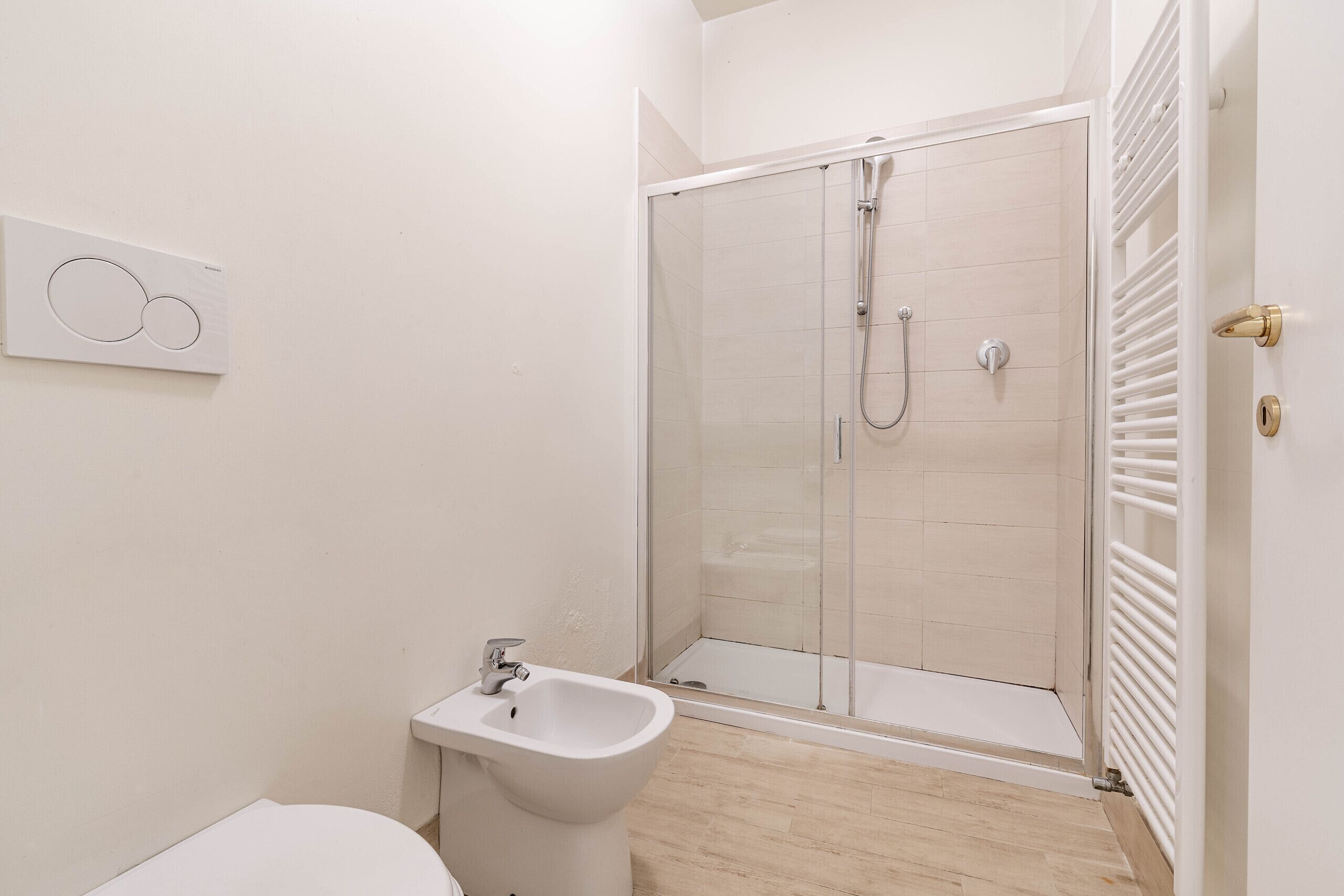 Un bagno con doccia, bidet e WC.