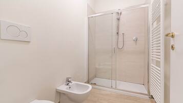 Un bagno con doccia, bidet e WC.